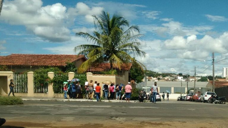 Fila se forma na porta Secretaria Municipal de Educação e secretário explica a necessidade da distribuição de senhas