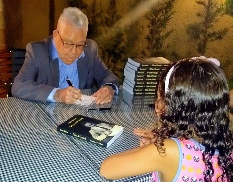 Ex-prefeito de Catalão, Paulo Hummel, lança livro “Eco do Passado” com noite de autógrafo