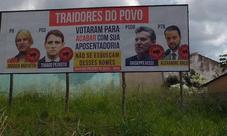 Outdoor “Traidores do Povo”
