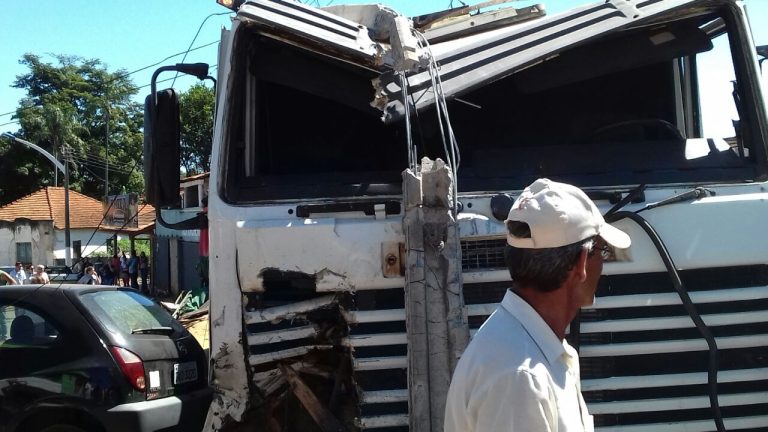 Milagre ou sorte? Em Ipameri, carreta carregada de soja se desgoverna, atinge cinco veículos, um poste de energia e uma padaria e ninguém se fere