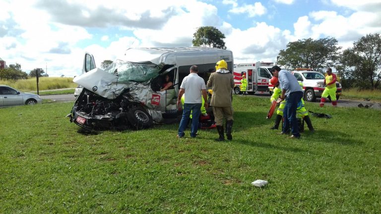 Acidente na BR 050 deixa mulher ferida