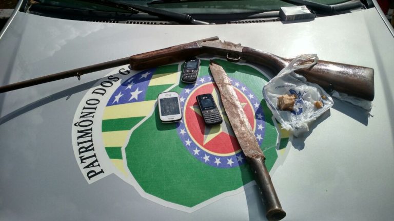 Em Ouvidor dois jovens são presos com arma e drogas