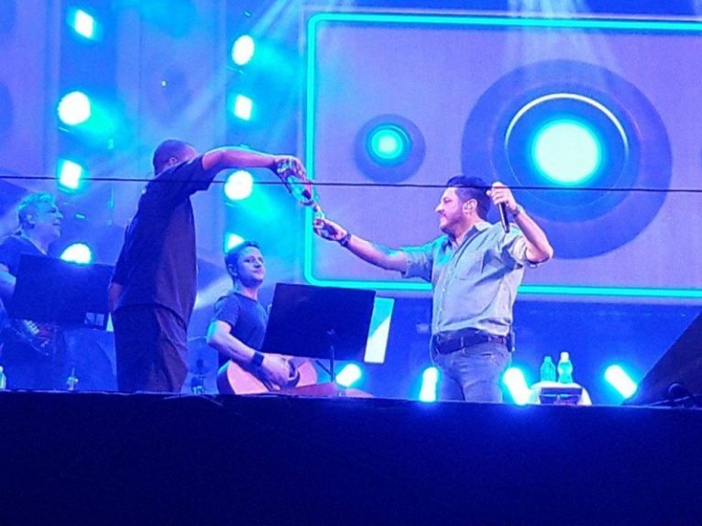 Visivelmente embriagado, Bruno deixa Marrone cantando sozinho em show em cidade do interior de Minas Gerais