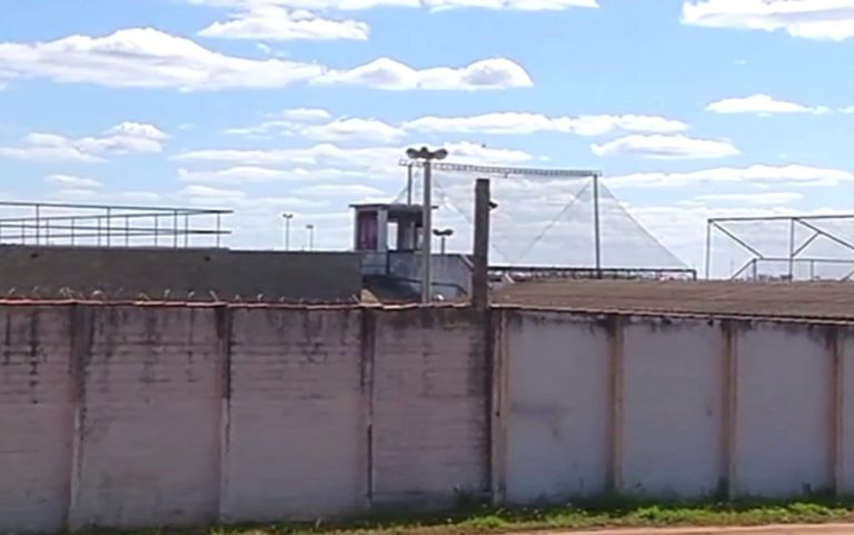 Agente prisional é preso por levar celulares para detentos