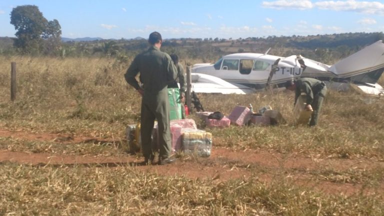 Avião com 500 quilos de cocaína é interceptado pela FAB em Goiás