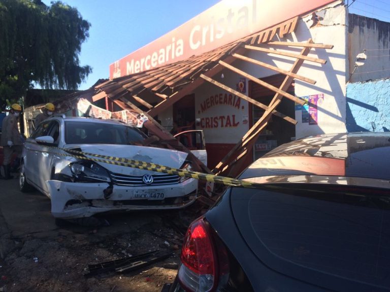 Motorista perde o controle do veículo, bate em outros sete veículos e destrói parte de bar em Catalão