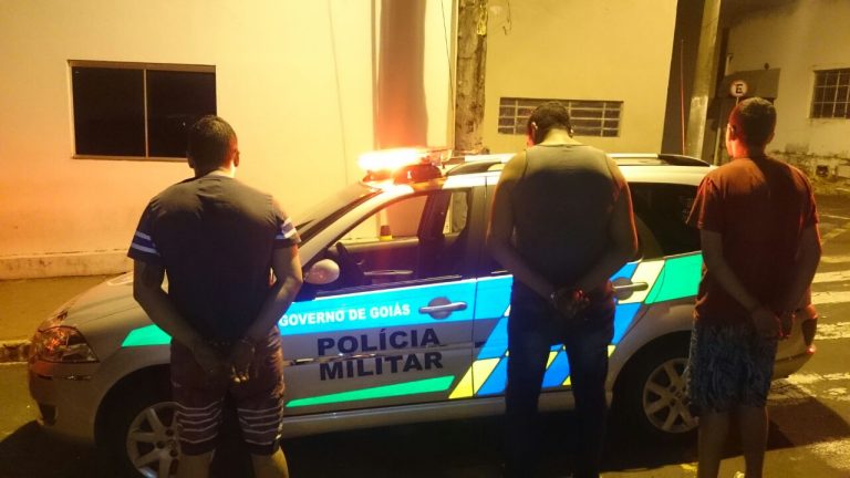 PM de Catalão prende dois jovens e um menor, apreende arma e drogas na noite da última terça (06)