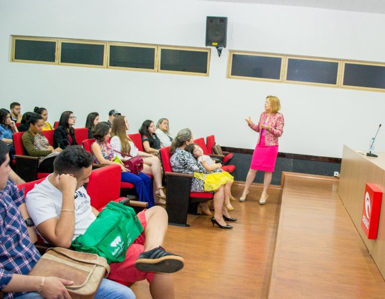 Promotora de Justiça de Catalão faz palestra para estudantes do Cesuc