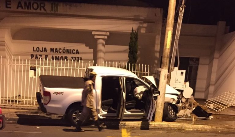 Viatura da PM e caminhonete se chocam no Centro de Catalão