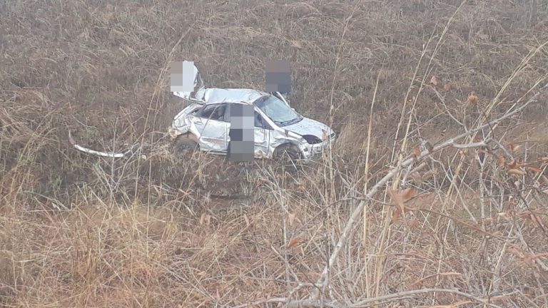 Capotamento entre Goiandira e Cumari deixa dois jovens feridos