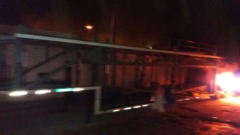 Carreta cegonha pega fogo