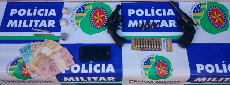 PM prende dois jovens por porte ilegal de arma de fogo