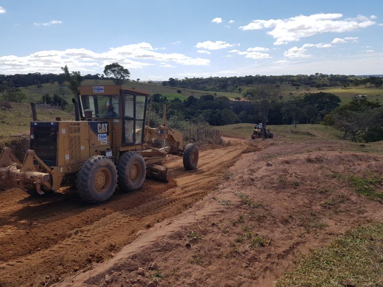 Prefeito de Três Ranchos, Hugo Deleon, recupera estradas da zona rural e retoma obras