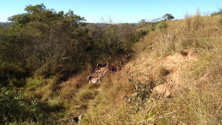 Quatro pessoas ficam feridas em acidente na GO 402