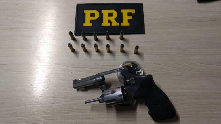 Dois homens presos pela PRF por porte ilegal de arma de fogo
