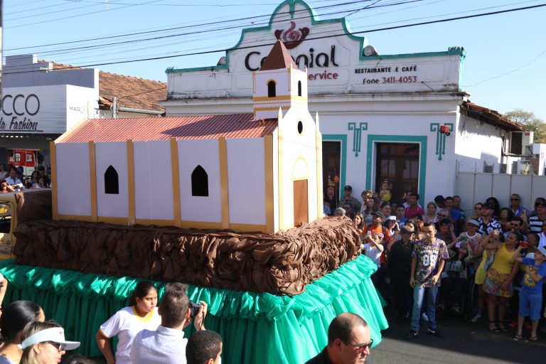 Desfile Cívico e corte do bolo de 158 metros marcaram as comemorações do aniversário de Catalão