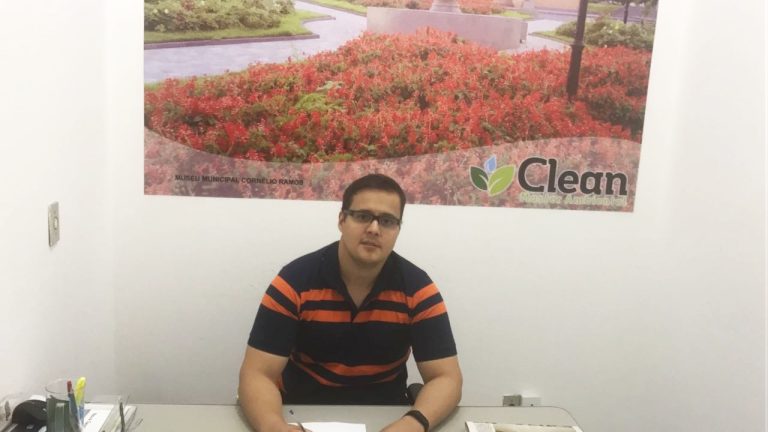 Caminhão da coleta de lixo passa três vezes por semana nos bairros