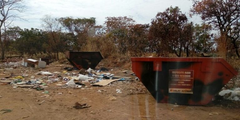 Caçambas de lixo são queimadas por vândalos no Copacabana