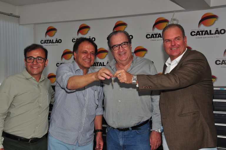 Prefeitura de Catalão recebe cinquenta computadores para Biblioteca Digital