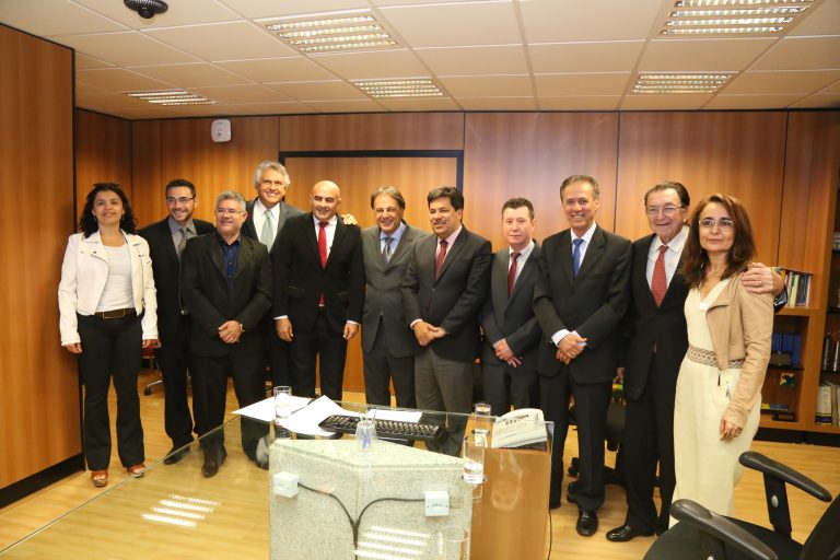 Prefeito Adib Elias, representantes da UFG de Catalão e demais autoridades participam de solenidade de autorização do curso de Medicina