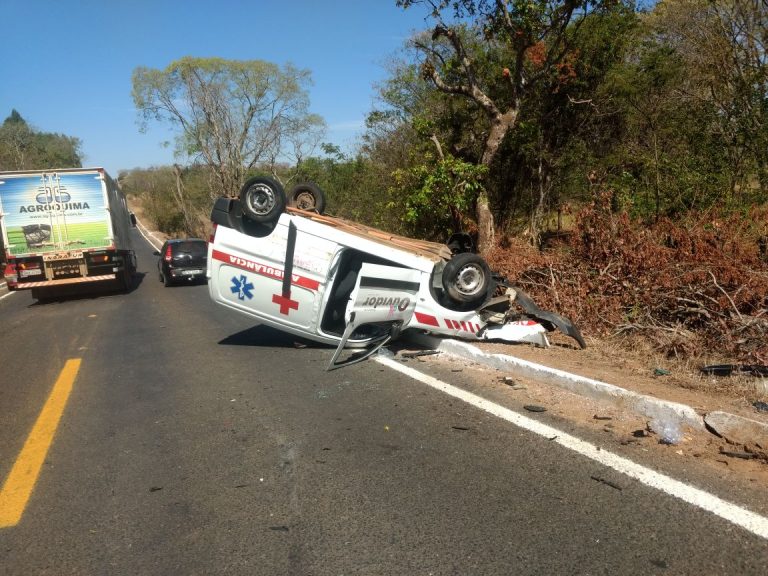 Carro de passeio bate de frente com ambulância da Prefeitura de Ouvidor e deixa cinco pessoas feridas