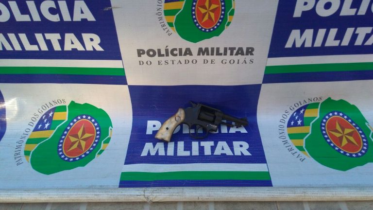 Dupla é presa em Santo Antônio do Rio Verde com revólver e um facão