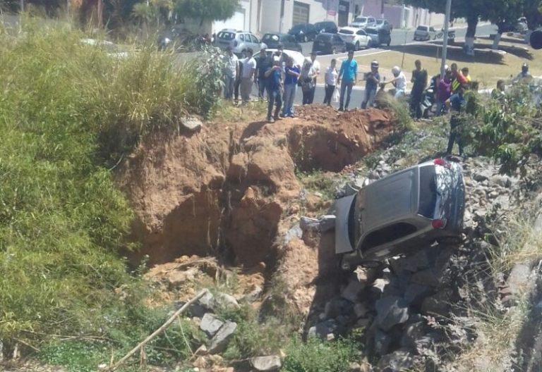 Após colisão com moto carro cai dentro do Córrego Pirapitinga