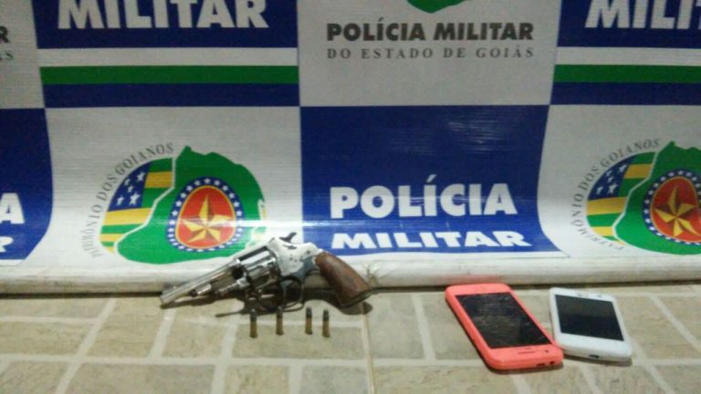 Em Catalão, dupla é presa com armar após efetuarem roubos de celulares