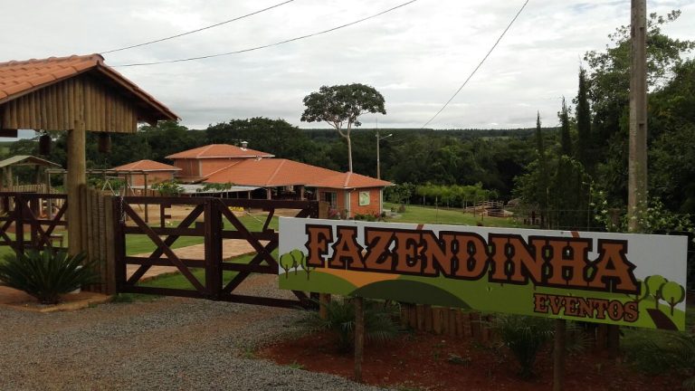 Domingo é dia de passar o dia com a família no Fazendinha Comida Típica