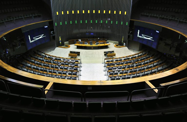 Deputados voltam a discutir propostas da reforma política