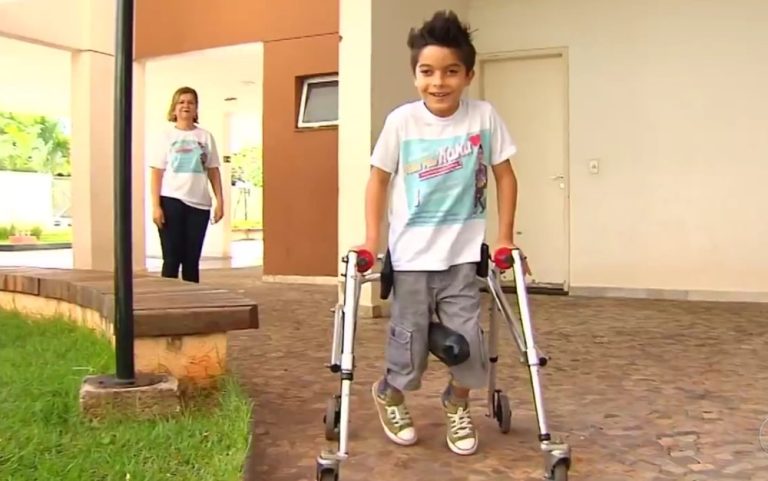 Família corre contra o tempo para pagar cirurgia de menino que não consegue andar