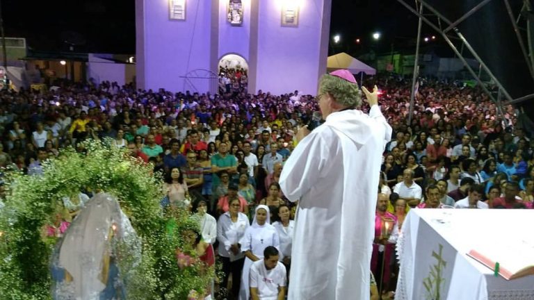 Missa de encerramento leva mar de fiéis ao largo do Rosário e festa será finalizada com a entrega da coroa nesta segunda-feira (09).