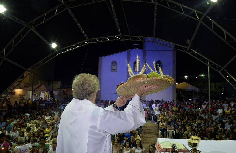No sétimo dia de Festa do Rosário, missa celebrada por Dom Guilherme e misturado das congadas emocionam fiéis