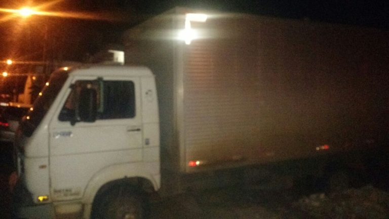 Um homem preso, um foragido e um caminhão roubado apreendido em Cumari após troca de tiros entre PMs e criminosos