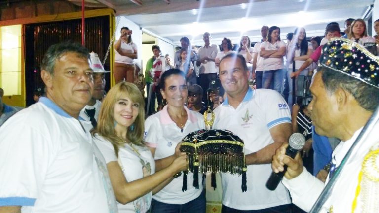 Festa do Rosário é finalizada com entrega da coroa ao novo casal de festeiros