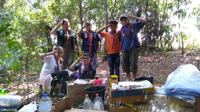 Crianças participam de acampamento de Clube de Escoteiros