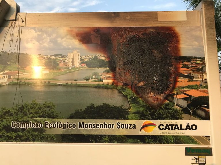 Com material inflamável que estava em container, caminhão da coleta teve que correr para descarregar o lixo