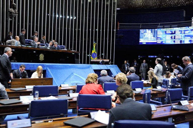 Senado aprova PEC que veda coligações e cria cláusula de desempenho