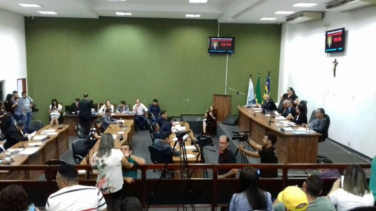 Seguindo liberação do STF, parlamento catalano aprova em 1º votação 13º salário para vereadores, prefeito, vice-prefeito e secretários