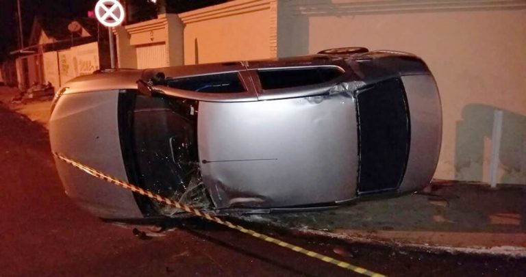 Carro tomba após colisão frontal entre dois veículos