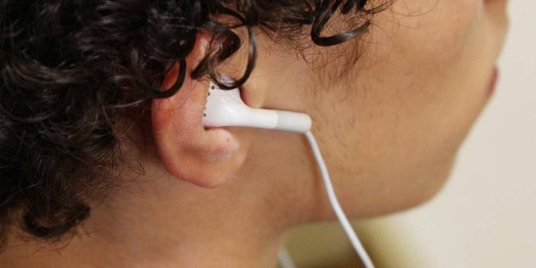 Jovens estão perdendo audição por causa de fones de ouvido, alerta conselho