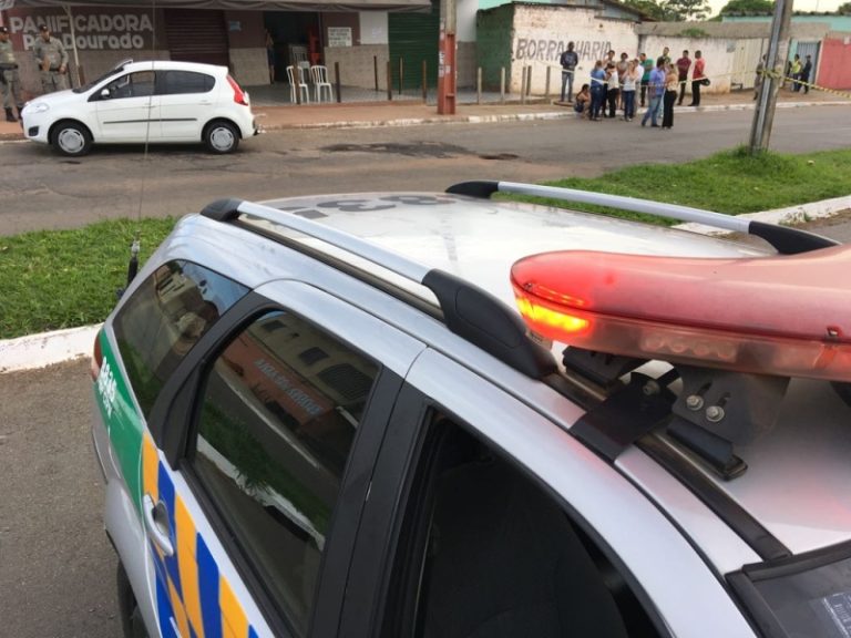 Aparecida de Goiânia: mãe acelera carro para fugir e filho de 14 anos é baleado e morto