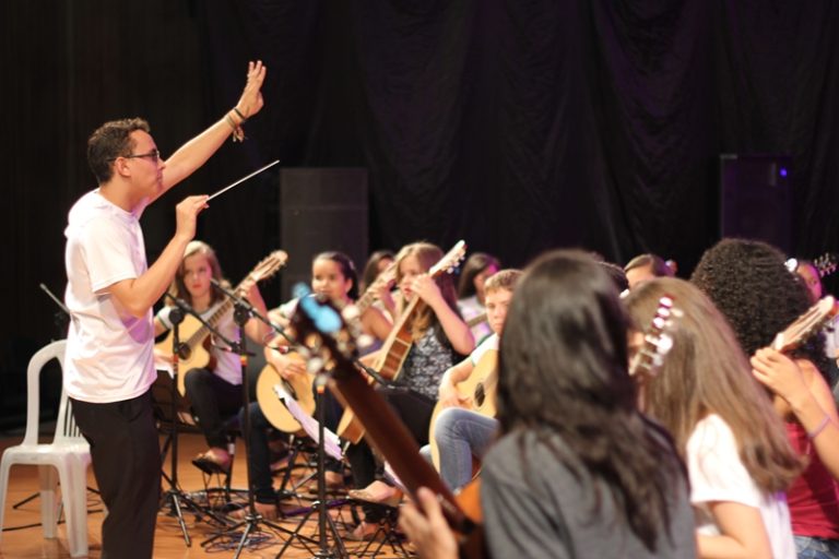 Projeto Mãos Que Tocam: aulas gratuitas de violão e canto coral serão oferecidas gratuitamente em Catalão