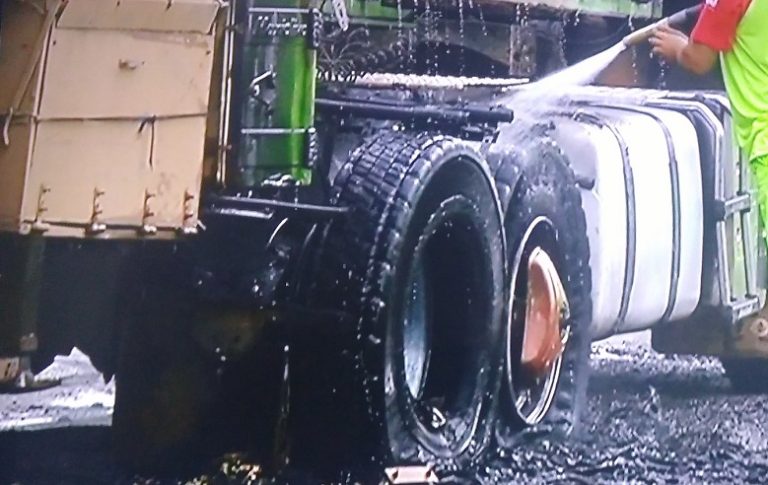 Carreta pega fogo na BR 050, próximo ao trevo do DIMIC, em Catalão