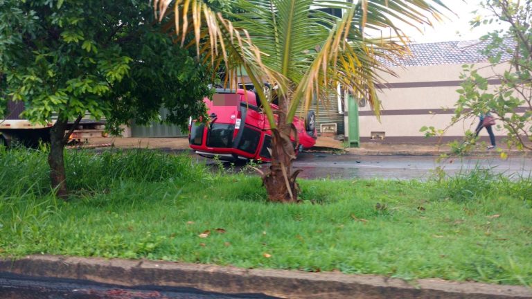 Após colisão, veículo tomba em Avenida principal do Setor Aeroporto em Catalão