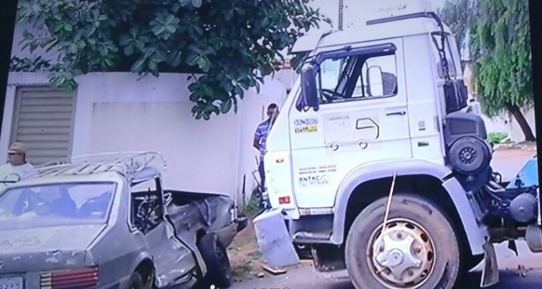 Em Catalão, colisão entre carro de passeio e caminhão mata mulher de 58 anos de idade