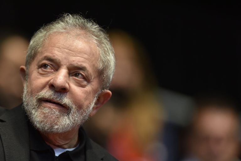 Cinco dias após ser julgado pelo TRF4, ex-presidente Lula mantém liderança sob adversários