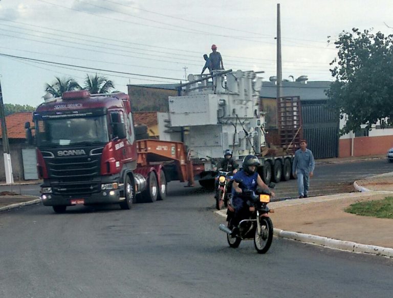 Iniciada nesta quarta-feira, 24, montagem de novo transformador na subestação da Celg de Catalão