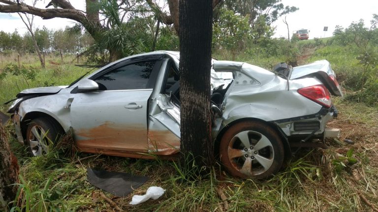 Jovem de 24 anos morre após veículo em que estava sair da pista e bater em árvore na BR 050