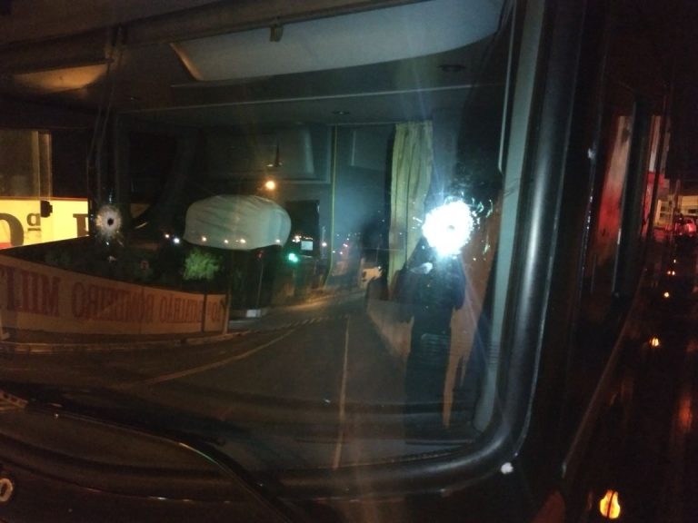 Ônibus é assaltado na BR 050 e bandidos disparam tiro em para brisas do veículo